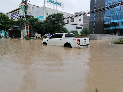 Dân bì bõm dắt xe sau cơn mưa lớn tại Vĩnh Phúc - Ảnh 3. Dân bì bõm dắt xe sau cơn mưa lớn tại Vĩnh Phúc - Ảnh 3.