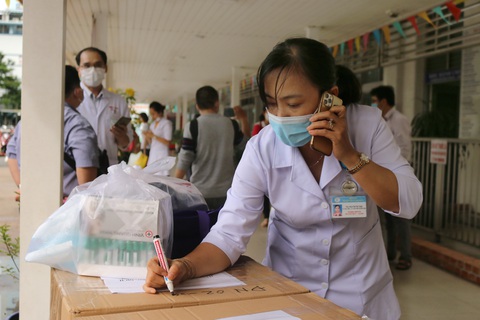 TP.HCM, Hà Nội, Hải Phòng, Bình Định chi viện Đà Nẵng chống dịch - Ảnh 1. TP.HCM, Hà Nội, Hải Phòng, Bình Định chi viện Đà Nẵng chống dịch - Ảnh 1.