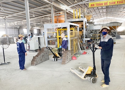 Chống dịch nghiêm ngặt để nhà máy hoạt động - Ảnh 1. Chống dịch nghiêm ngặt để nhà máy hoạt động - Ảnh 1.