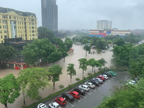 Dân bì bõm dắt xe sau cơn mưa lớn tại Vĩnh Phúc - Ảnh 9. Dân bì bõm dắt xe sau cơn mưa lớn tại Vĩnh Phúc - Ảnh 9.