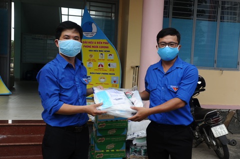 Báo Tuổi Trẻ tặng vật phẩm y tế cho chốt kiểm soát, khu cách ly Quảng Nam - Ảnh 2. Báo Tuổi Trẻ tặng vật phẩm y tế cho chốt kiểm soát, khu cách ly Quảng Nam - Ảnh 2.