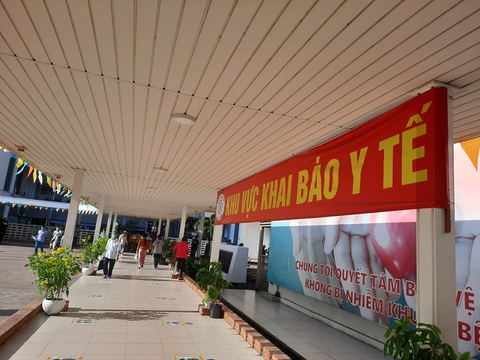 TP.HCM: người về từ Đà Nẵng được phân làm 2 nhóm để xét nghiệm COVID-19 - Ảnh 1. TP.HCM: người về từ Đà Nẵng được phân làm 2 nhóm để xét nghiệm COVID-19 - Ảnh 1.