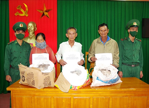 Bắt nhóm buôn bán thuốc nổ dùng cho khai thác hải sản trên biển - Ảnh 1. Bắt nhóm buôn bán thuốc nổ dùng cho khai thác hải sản trên biển - Ảnh 1.