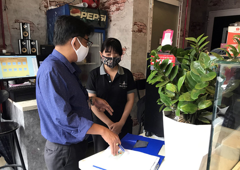Xử phạt không đeo khẩu trang nơi công cộng: nhiều người đối phó, nại đủ lý do - Ảnh 4. Xử phạt không đeo khẩu trang nơi công cộng: nhiều người đối phó, nại đủ lý do - Ảnh 4.