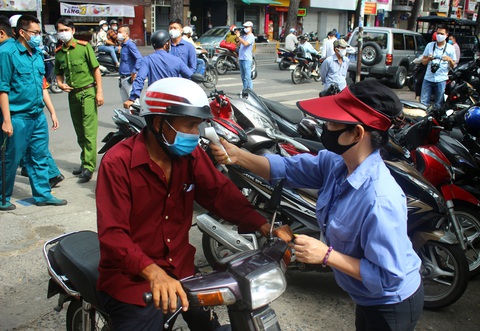 Xử phạt không đeo khẩu trang nơi công cộng: nhiều người đối phó, nại đủ lý do - Ảnh 6. Xử phạt không đeo khẩu trang nơi công cộng: nhiều người đối phó, nại đủ lý do - Ảnh 6.