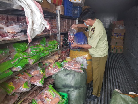 19 tấn chân gà, trứng non, giò heo thiu thối mà vẫn nằm trong kho lạnh - Ảnh 1. 19 tấn chân gà, trứng non, giò heo thiu thối mà vẫn nằm trong kho lạnh - Ảnh 1.