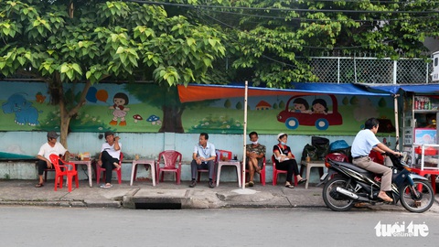 Sáng nay 5-8, TP.HCM phạt người không đeo khẩu trang: Người đeo, kẻ vẫn không - Ảnh 10. Sáng nay 5-8, TP.HCM phạt người không đeo khẩu trang: Người đeo, kẻ vẫn không - Ảnh 10.