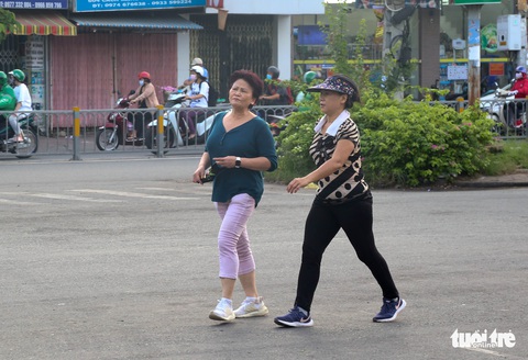 Sáng nay 5-8, TP.HCM phạt người không đeo khẩu trang: Người đeo, kẻ vẫn không - Ảnh 6. Sáng nay 5-8, TP.HCM phạt người không đeo khẩu trang: Người đeo, kẻ vẫn không - Ảnh 6.