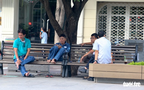 Sáng nay 5-8, TP.HCM phạt người không đeo khẩu trang: Người đeo, kẻ vẫn không - Ảnh 9. Sáng nay 5-8, TP.HCM phạt người không đeo khẩu trang: Người đeo, kẻ vẫn không - Ảnh 9.