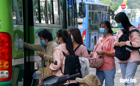 Sáng nay 5-8, TP.HCM phạt người không đeo khẩu trang: Người đeo, kẻ vẫn không - Ảnh 8. Sáng nay 5-8, TP.HCM phạt người không đeo khẩu trang: Người đeo, kẻ vẫn không - Ảnh 8.