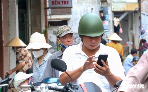 Sáng nay 5-8, TP.HCM phạt người không đeo khẩu trang: Người đeo, kẻ vẫn không - Ảnh 7. Sáng nay 5-8, TP.HCM phạt người không đeo khẩu trang: Người đeo, kẻ vẫn không - Ảnh 7.