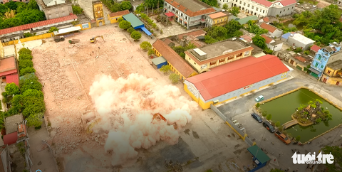 Video những hình ảnh 2 tháp chuông nhà thờ Bùi Chu khi sụp đổ - Ảnh 10. Video những hình ảnh 2 tháp chuông nhà thờ Bùi Chu khi sụp đổ - Ảnh 10.