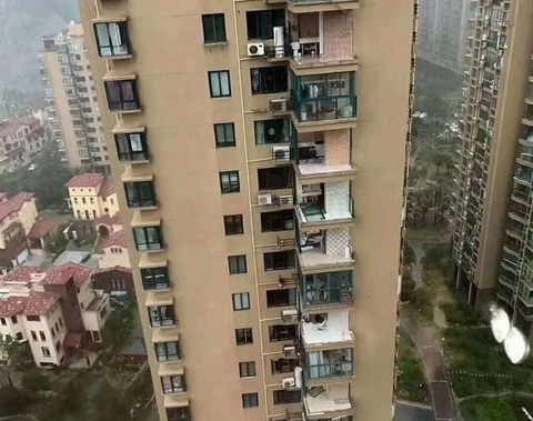 Chung cư cao cấp ở Trung Quốc bị bão xé toạc như nhà bằng giấy - Ảnh 1. Chung cư cao cấp ở Trung Quốc bị bão xé toạc như nhà bằng giấy - Ảnh 1.
