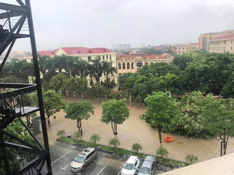 Dân bì bõm dắt xe sau cơn mưa lớn tại Vĩnh Phúc - Ảnh 5. Dân bì bõm dắt xe sau cơn mưa lớn tại Vĩnh Phúc - Ảnh 5.