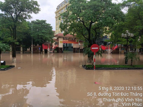 Dân bì bõm dắt xe sau cơn mưa lớn tại Vĩnh Phúc - Ảnh 10. Dân bì bõm dắt xe sau cơn mưa lớn tại Vĩnh Phúc - Ảnh 10.