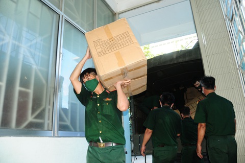 Xe quân sự chở vật tư y tế ùn ùn đổ về Đà Nẵng, Quảng Nam - Ảnh 3. Xe quân sự chở vật tư y tế ùn ùn đổ về Đà Nẵng, Quảng Nam - Ảnh 3.