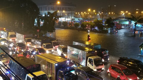 Hứng trận mưa lớn nhất từ đầu năm, nhiều đường trung tâm TP.HCM ngập nặng - Ảnh 7. Hứng trận mưa lớn nhất từ đầu năm, nhiều đường trung tâm TP.HCM ngập nặng - Ảnh 7.