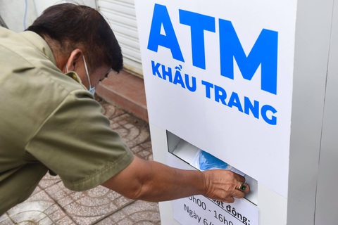 Video chủ nhân ATM khẩu trang chia sẻ cách thức vận hành máy - Ảnh 2. Video chủ nhân ATM khẩu trang chia sẻ cách thức vận hành máy - Ảnh 2.