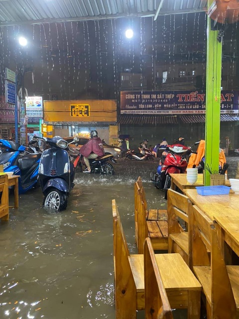Hứng trận mưa lớn nhất từ đầu năm, nhiều đường trung tâm TP.HCM ngập nặng - Ảnh 5. Hứng trận mưa lớn nhất từ đầu năm, nhiều đường trung tâm TP.HCM ngập nặng - Ảnh 5.