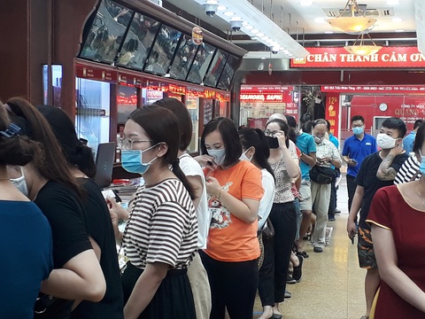 Giá vàng vọt lên 62 triệu đồng/lượng, dân xếp hàng để bán - Ảnh 1. Giá vàng vọt lên 62 triệu đồng/lượng, dân xếp hàng để bán - Ảnh 1.