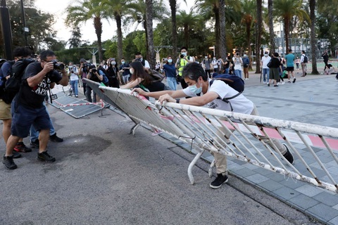 Hong Kong buộc tội Hoàng Chi Phong và 23 người khác tụ tập bất hợp pháp - Ảnh 1. Hong Kong buộc tội Hoàng Chi Phong và 23 người khác tụ tập bất hợp pháp - Ảnh 1.