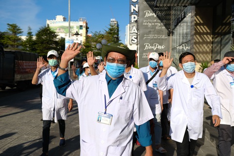Sở Y tế TP.HCM cử đoàn 8 y bác sĩ chi viện Đà Nẵng - Ảnh 1. Sở Y tế TP.HCM cử đoàn 8 y bác sĩ chi viện Đà Nẵng - Ảnh 1.