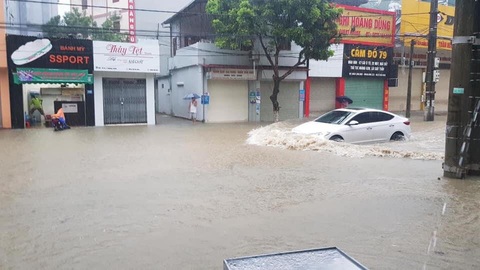 Vừa nâng cấp hệ thống thoát nước, TP Điện Biên Phủ ngập như sông sau mưa lớn - Ảnh 4. Vừa nâng cấp hệ thống thoát nước, TP Điện Biên Phủ ngập như sông sau mưa lớn - Ảnh 4.