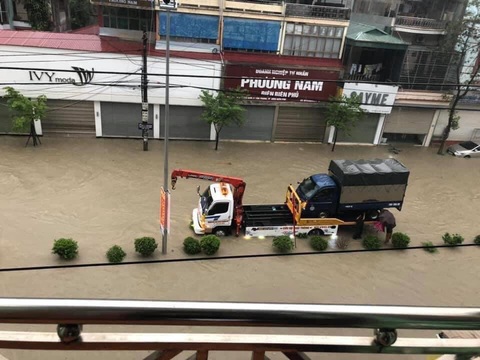 Vừa nâng cấp hệ thống thoát nước, TP Điện Biên Phủ ngập như sông sau mưa lớn - Ảnh 7. Vừa nâng cấp hệ thống thoát nước, TP Điện Biên Phủ ngập như sông sau mưa lớn - Ảnh 7.