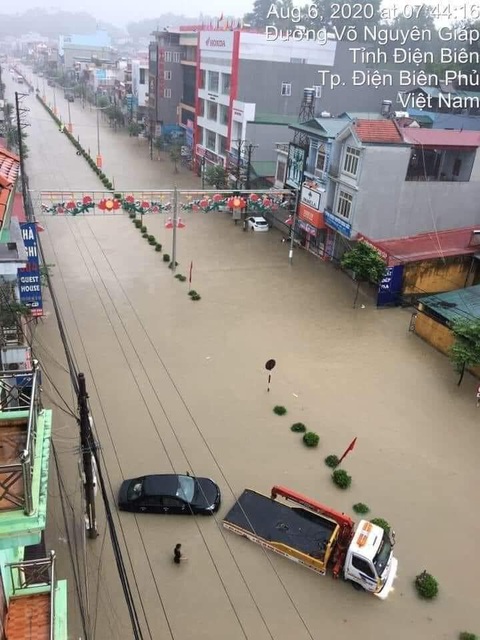 Vừa nâng cấp hệ thống thoát nước, TP Điện Biên Phủ ngập như sông sau mưa lớn - Ảnh 1. Vừa nâng cấp hệ thống thoát nước, TP Điện Biên Phủ ngập như sông sau mưa lớn - Ảnh 1.