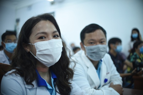 25 y bác sĩ Bình Định lên đường ra Đà Nẵng: Vững niềm tin chiến thắng dịch - Ảnh 2. 25 y bác sĩ Bình Định lên đường ra Đà Nẵng: Vững niềm tin chiến thắng dịch - Ảnh 2.