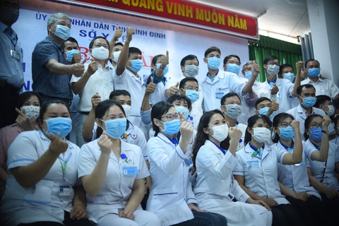 25 y bác sĩ Bình Định lên đường ra Đà Nẵng: Vững niềm tin chiến thắng dịch - Ảnh 3. 25 y bác sĩ Bình Định lên đường ra Đà Nẵng: Vững niềm tin chiến thắng dịch - Ảnh 3.
