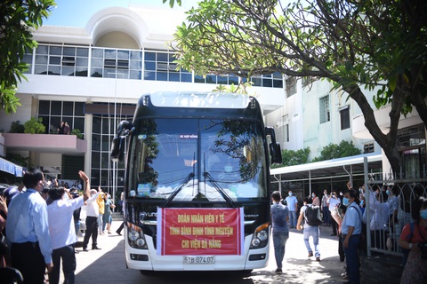 25 y bác sĩ Bình Định lên đường ra Đà Nẵng: Vững niềm tin chiến thắng dịch - Ảnh 7. 25 y bác sĩ Bình Định lên đường ra Đà Nẵng: Vững niềm tin chiến thắng dịch - Ảnh 7.