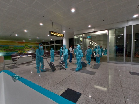 Chuyến bay thẳng đầu tiên đến Texas đưa 350 công dân VN về nước - Ảnh 1. Chuyến bay thẳng đầu tiên đến Texas đưa 350 công dân VN về nước - Ảnh 1.