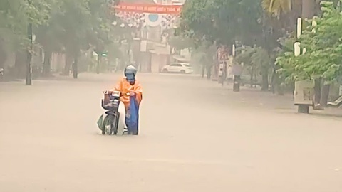 Vừa nâng cấp hệ thống thoát nước, TP Điện Biên Phủ ngập như sông sau mưa lớn - Ảnh 9. Vừa nâng cấp hệ thống thoát nước, TP Điện Biên Phủ ngập như sông sau mưa lớn - Ảnh 9.
