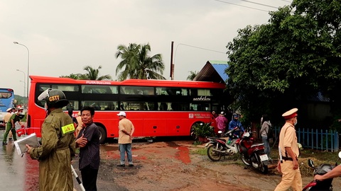 Sau va chạm, xe khách Phương Trang lủi vào nhà dân - Ảnh 1. Sau va chạm, xe khách Phương Trang lủi vào nhà dân - Ảnh 1.