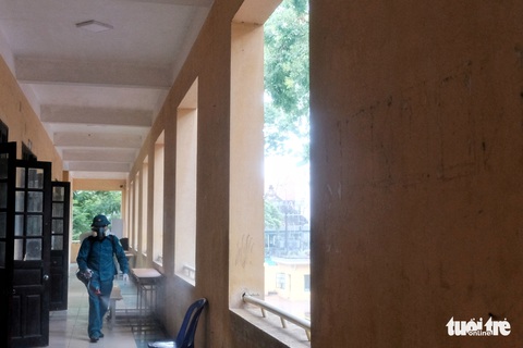 Hà Nội khử trùng trường học trước ngày thi tốt nghiệp THPT - Ảnh 5. Hà Nội khử trùng trường học trước ngày thi tốt nghiệp THPT - Ảnh 5.