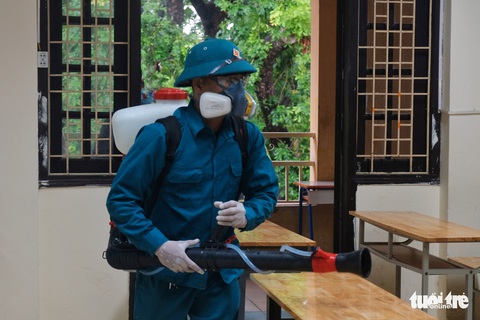Hà Nội khử trùng trường học trước ngày thi tốt nghiệp THPT - Ảnh 9. Hà Nội khử trùng trường học trước ngày thi tốt nghiệp THPT - Ảnh 9.