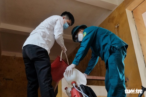 Hà Nội khử trùng trường học trước ngày thi tốt nghiệp THPT - Ảnh 3. Hà Nội khử trùng trường học trước ngày thi tốt nghiệp THPT - Ảnh 3.