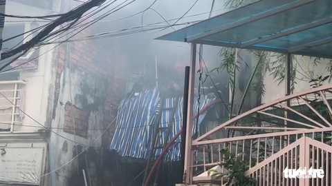 Cháy nhà trong hẻm nhỏ trung tâm TP.HCM, cả xóm bỏ chạy tán loạn - Ảnh 5.