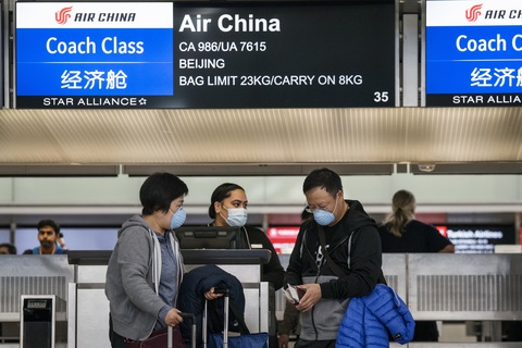 Mỹ tăng cường lục soát người Trung Quốc ở sân bay - Ảnh 1. Mỹ tăng cường lục soát người Trung Quốc ở sân bay - Ảnh 1.