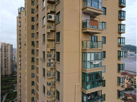 Vụ chung cư Trung Quốc bị bão xé toạc: Do lấn bancông để nhà rộng hơn? - Ảnh 3. Vụ chung cư Trung Quốc bị bão xé toạc: Do lấn bancông để nhà rộng hơn? - Ảnh 3.