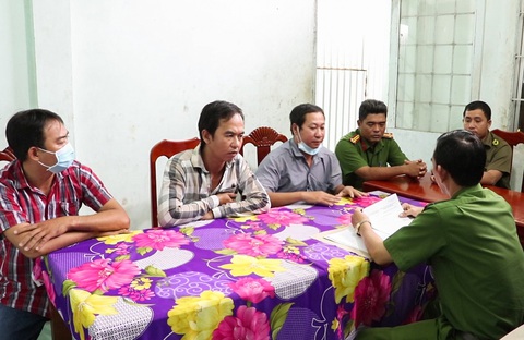 5 người đàn ông chơi lắc xí ngầu thua, chặn đường người thắng lấy lại tiền - Ảnh 2. 5 người đàn ông chơi lắc xí ngầu thua, chặn đường người thắng lấy lại tiền - Ảnh 2.