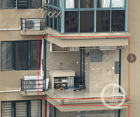 Vụ chung cư Trung Quốc bị bão xé toạc: Do lấn bancông để nhà rộng hơn? - Ảnh 1. Vụ chung cư Trung Quốc bị bão xé toạc: Do lấn bancông để nhà rộng hơn? - Ảnh 1.