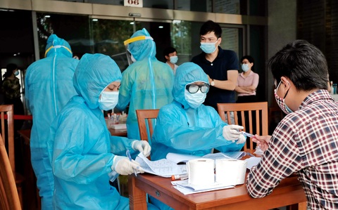 Đà Nẵng xét nghiệm gộp để tìm nhanh COVID-19 - Ảnh 1. Đà Nẵng xét nghiệm gộp để tìm nhanh COVID-19 - Ảnh 1.