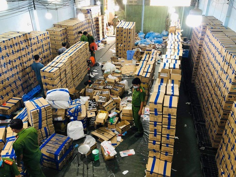 Nữ giám đốc cầm đầu đường dây làm găng tay y tế giả xuất đi nước ngoài - Ảnh 1. Nữ giám đốc cầm đầu đường dây làm găng tay y tế giả xuất đi nước ngoài - Ảnh 1.