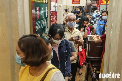 Giá vàng lên 62,45 triệu đồng/lượng, người dân chen nhau bán - Ảnh 1. Giá vàng lên 62,45 triệu đồng/lượng, người dân chen nhau bán - Ảnh 1.