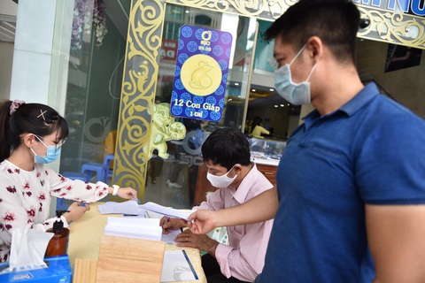 Giá vàng lên 62,45 triệu đồng/lượng, người dân chen nhau bán - Ảnh 7. Giá vàng lên 62,45 triệu đồng/lượng, người dân chen nhau bán - Ảnh 7.
