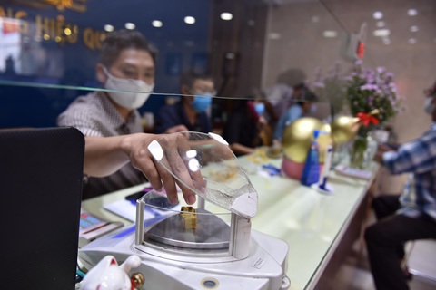 Giá vàng thế giới lao dốc, vàng SJC giảm hàng triệu đồng/lượng - Ảnh 1. Giá vàng thế giới lao dốc, vàng SJC giảm hàng triệu đồng/lượng - Ảnh 1.