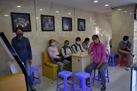 Giá vàng lên 62,45 triệu đồng/lượng, người dân chen nhau bán - Ảnh 8. Giá vàng lên 62,45 triệu đồng/lượng, người dân chen nhau bán - Ảnh 8.
