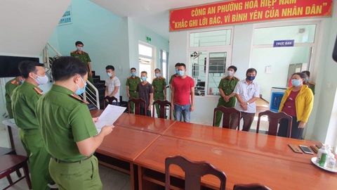 Khởi tố vụ xây công trình không phép trong mùa dịch còn ném đá vào cán bộ - Ảnh 1. Khởi tố vụ xây công trình không phép trong mùa dịch còn ném đá vào cán bộ - Ảnh 1.